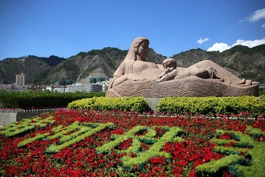 yellow mother river sculpture